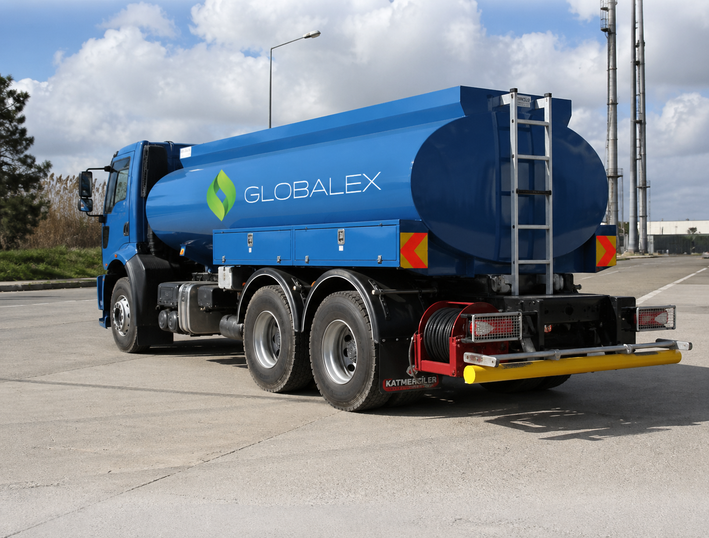 sweet water tanker supplier in Dubai delivering water tanker services for villas and construction sites
